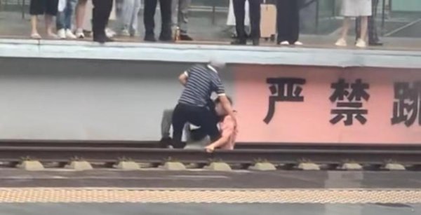 融易盈 男子跳下高铁站台 4人联手救起 乘客英勇施救